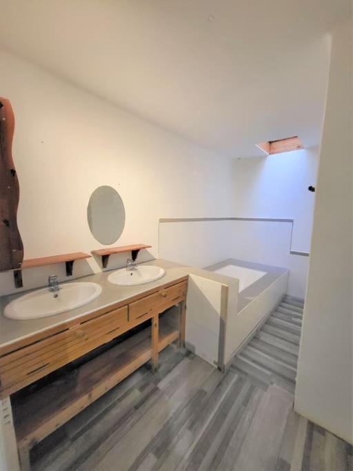 Maison 3 Chambres Avec Piscine Couverte Lespignan المظهر الخارجي الصورة
